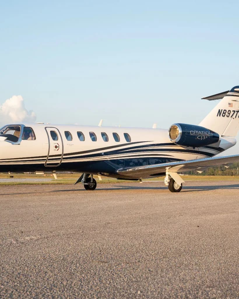 LIGHT JET, DAWN TARMAC